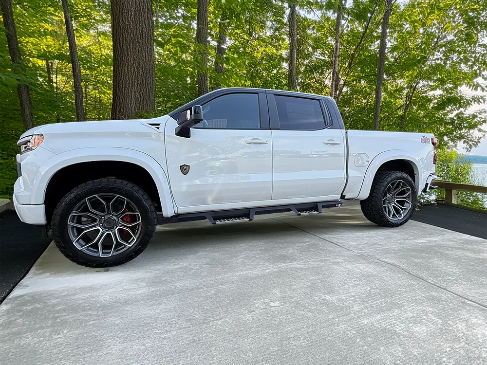 chevy-m80-2026-tuxedo-paint-white-black